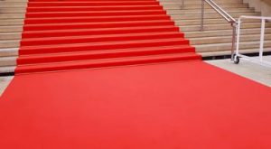 ceremonial-escalera-moqueta-roja